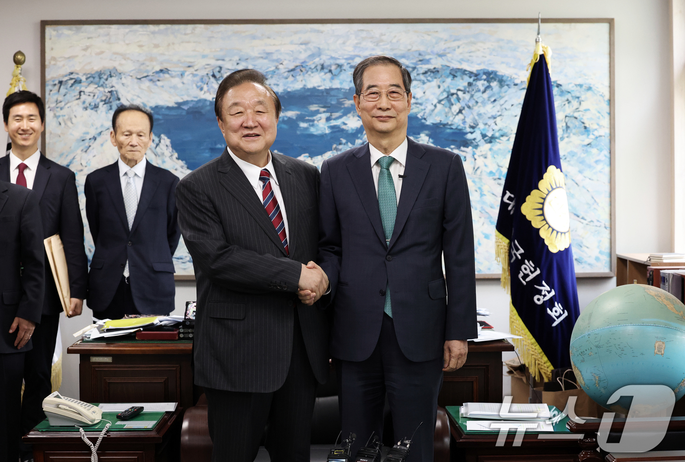 (서울=뉴스1) 오대일 기자 = 한덕수 무소속 대선 예비후보가 3일 오후 서울 영등포구 헌정회에서 정대철 헌정회장을 예방하며 기념촬영을 하고 있다. 2025.5.3/뉴스1