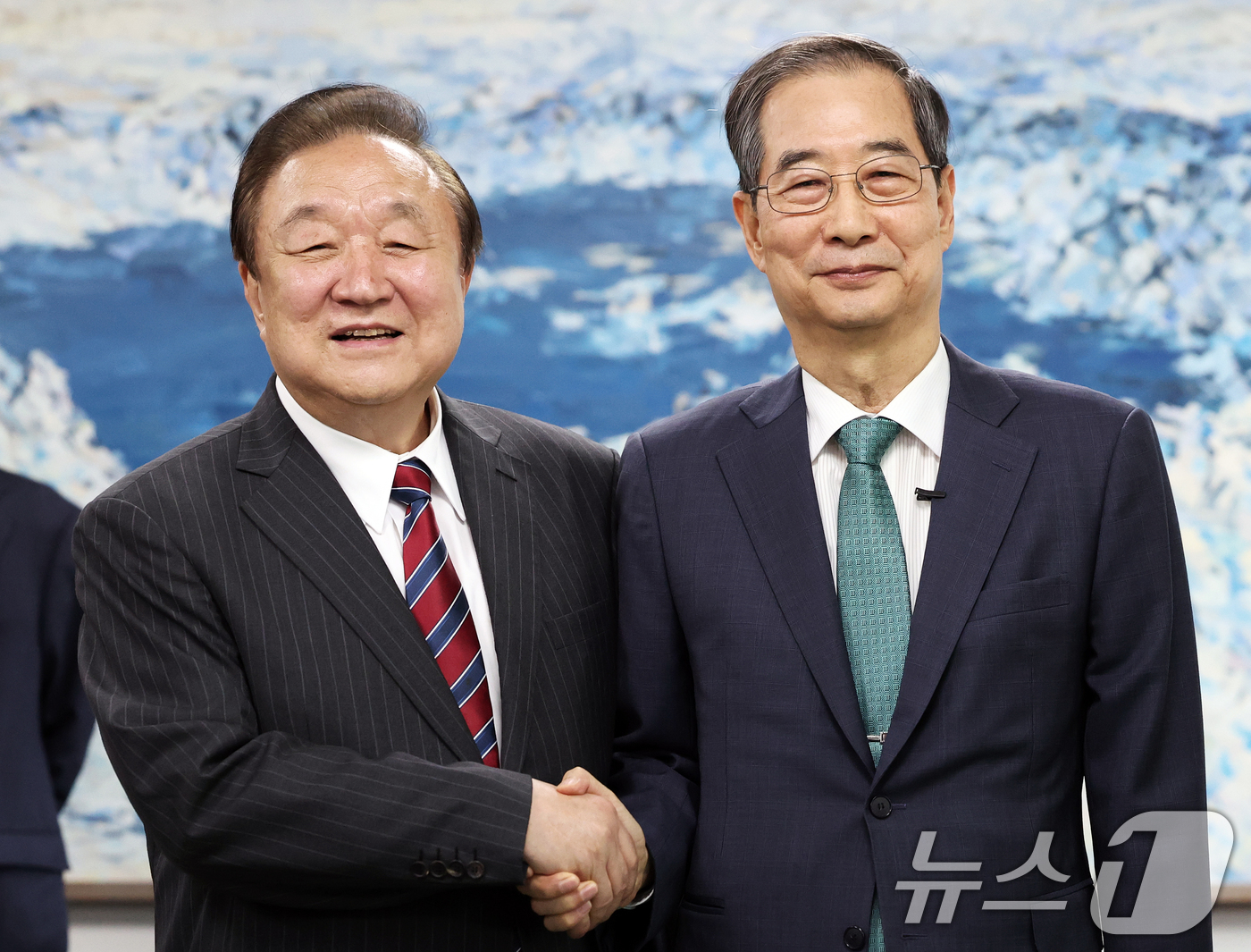 (서울=뉴스1) 오대일 기자 = 한덕수 무소속 대선 예비후보가 3일 오후 서울 영등포구 헌정회에서 정대철 헌정회장을 예방하며 기념촬영을 하고 있다. 2025.5.3/뉴스1