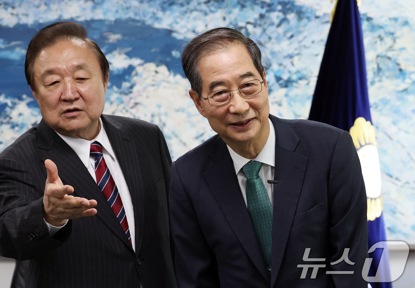 (서울=뉴스1) 오대일 기자 = 한덕수 무소속 대선 예비후보가 3일 오후 서울 영등포구 헌정회에서 정대철 헌정회장을 예방하며 헌정회원들과 인사를 나누고 있다.  2025.5.3/뉴 …