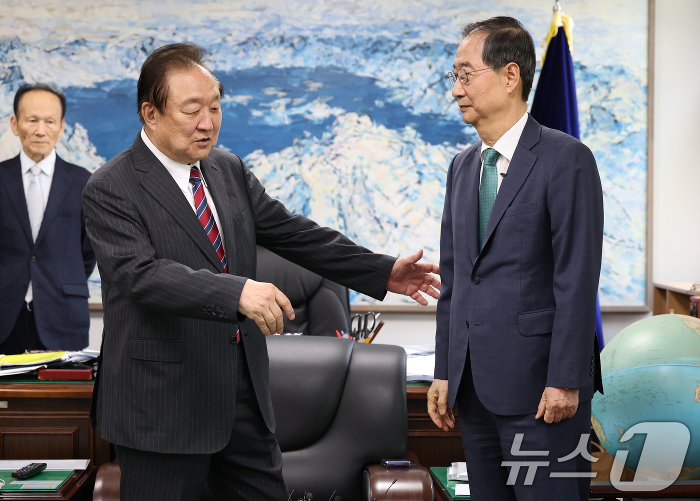 (서울=뉴스1) 오대일 기자 = 한덕수 무소속 대선 예비후보가 3일 오후 서울 영등포구 헌정회에서 정대철 헌정회장을 예방하고 있다. 2025.5.3/뉴스1