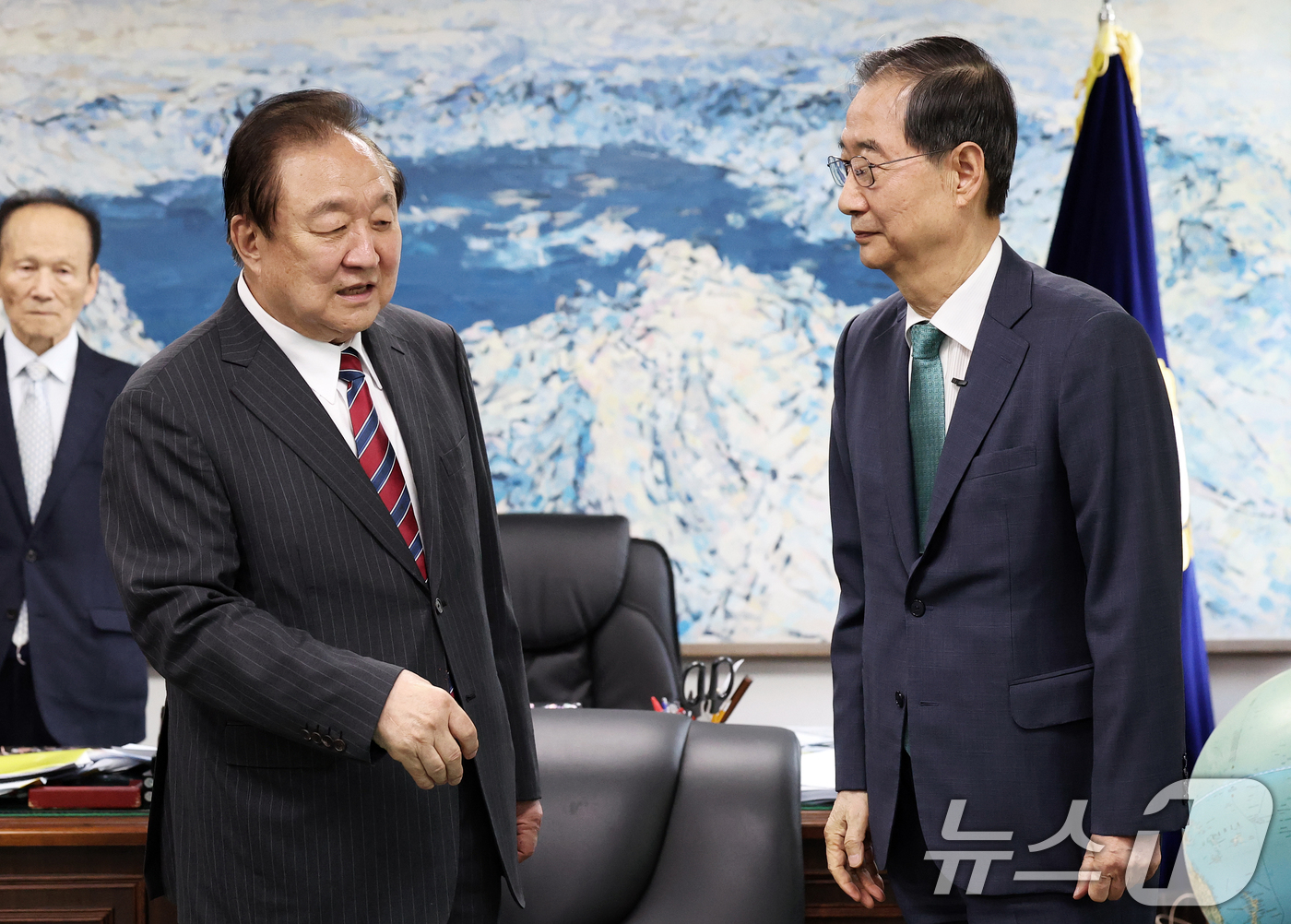 (서울=뉴스1) 오대일 기자 = 한덕수 무소속 대선 예비후보가 3일 오후 서울 영등포구 헌정회에서 정대철 헌정회장을 예방하며 환담을 나누고 있다. 2025.5.3/뉴스1