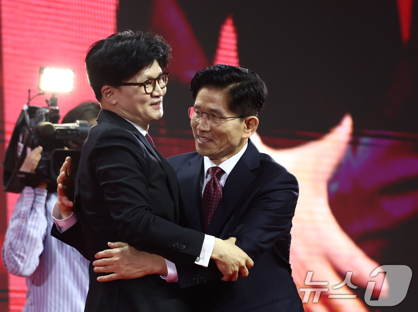 (고양=뉴스1) 김민지 기자 = 한동훈(왼쪽), 김문수 국민의힘 대선 경선 후보가 3일 경기 고양시 킨텍스에서 열린 5차 전당대회에서 포옹하고 있다. 2025.5.3/뉴스1