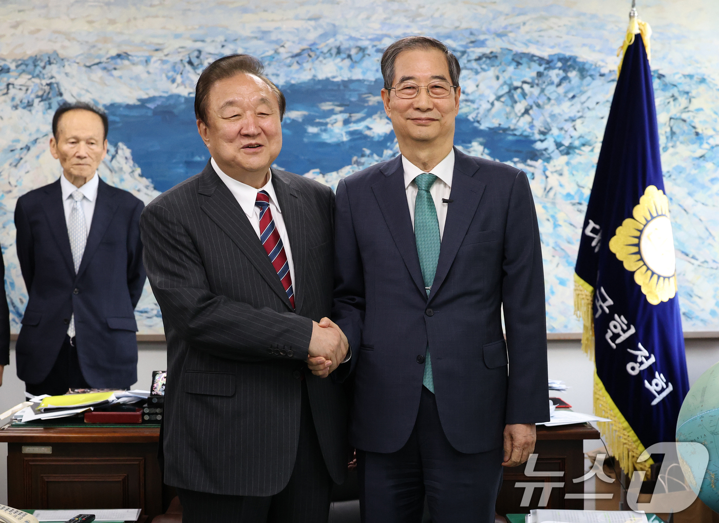 (서울=뉴스1) 오대일 기자 = 한덕수 무소속 대선 예비후보가 3일 오후 서울 영등포구 헌정회에서 정대철 헌정회장을 예방하며 기념촬영을 하고 있다. 2025.5.3/뉴스1