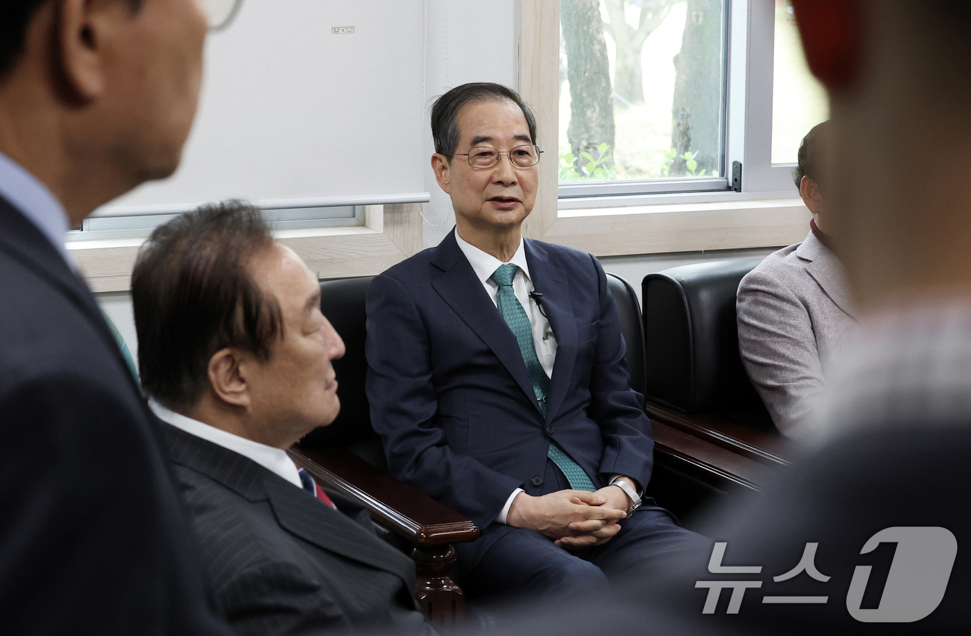 (서울=뉴스1) 오대일 기자 = 한덕수 무소속 대선 예비후보가 3일 오후 서울 영등포구 헌정회에서 정대철 헌정회장을 예방하며 대화를 나누고 있다. 2025.5.3/뉴스1