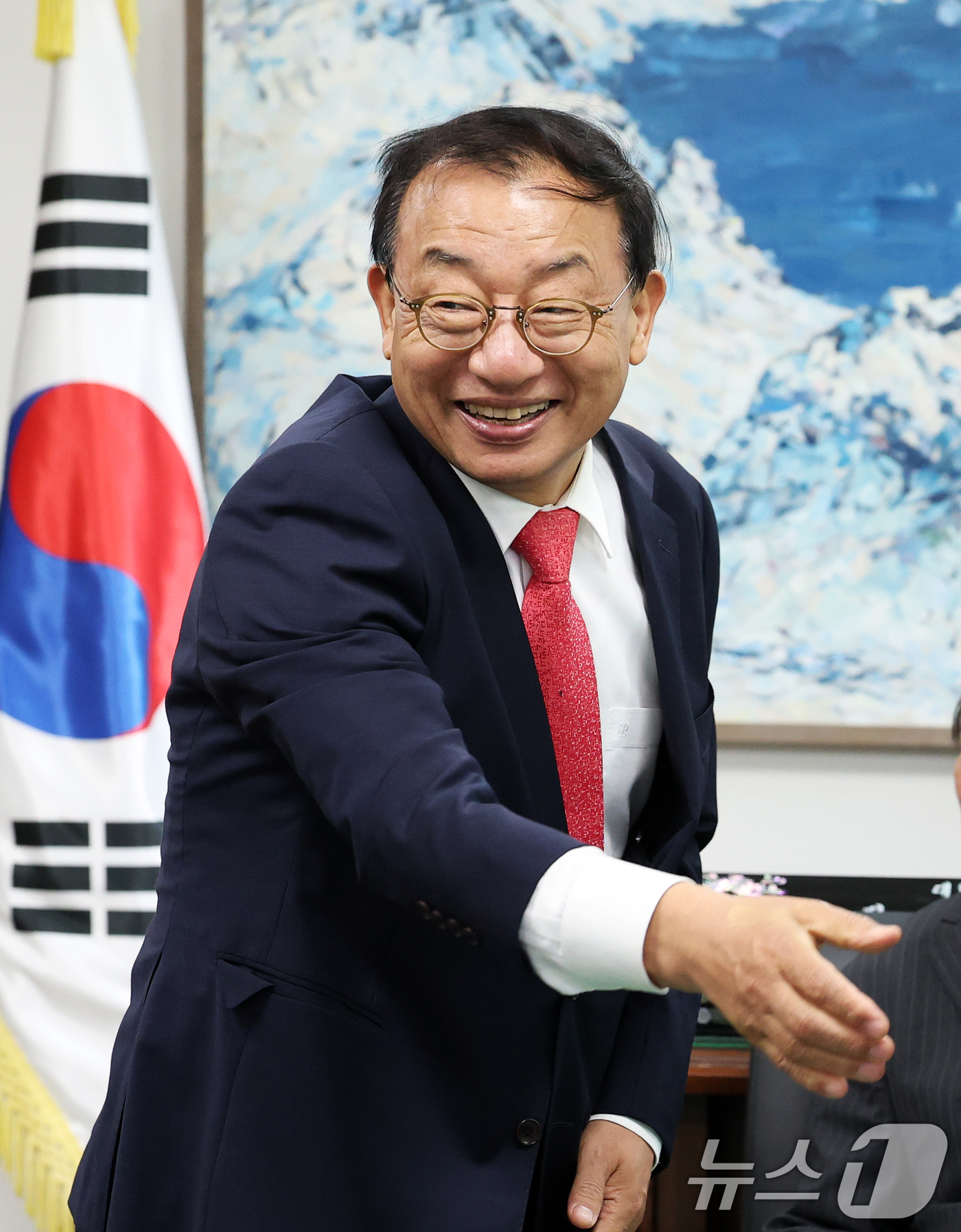 (서울=뉴스1) 오대일 기자 = 한덕수 무소속 대선 예비후보 캠프에 합류한 이정현 전 새누리당 대표가 3일 오후 서울 영등포구 헌정회를 방문해 헌정회원들과 인사를 나누고 있다. 2 …