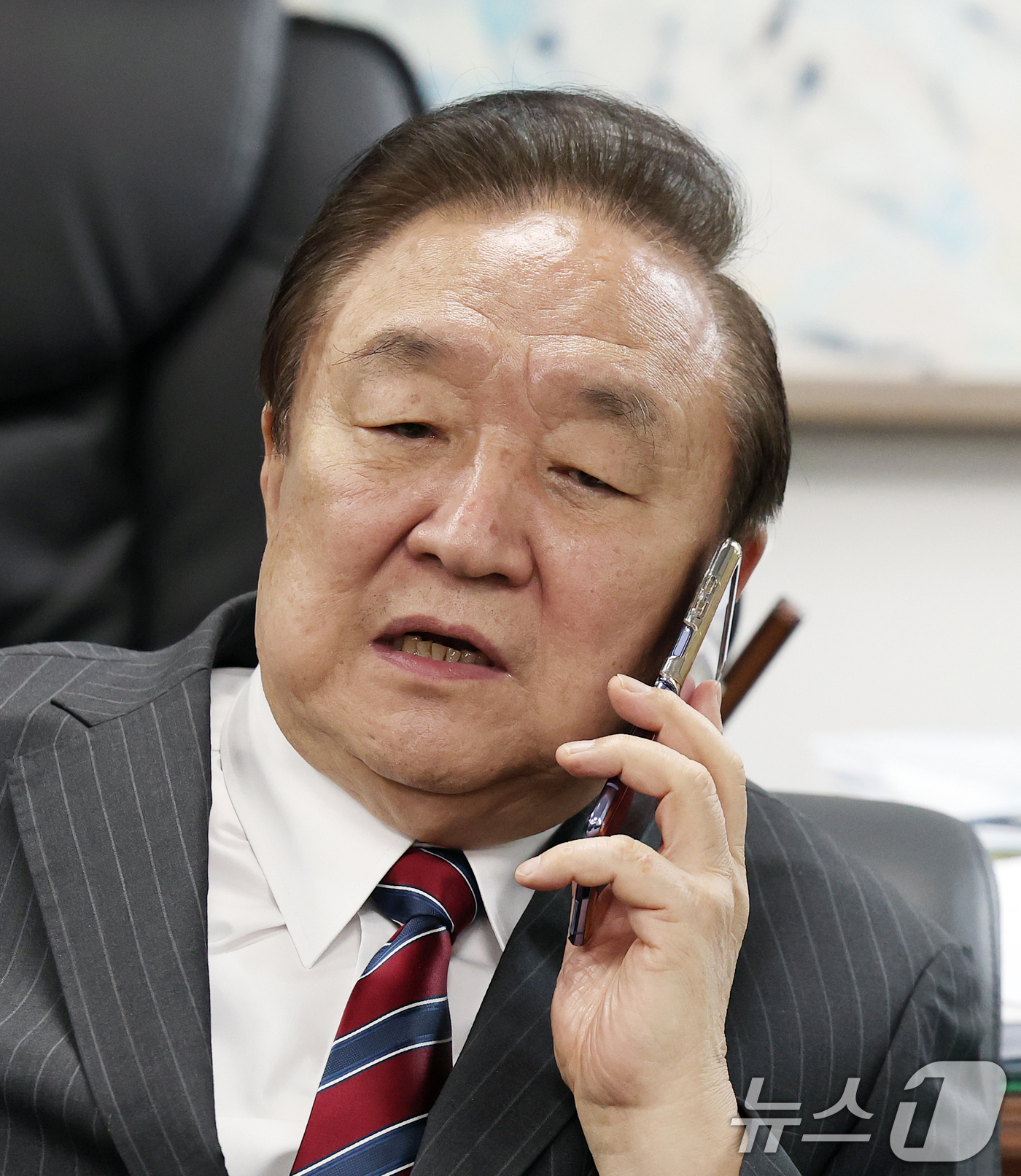 (서울=뉴스1) 오대일 기자 = 정대철 헌정회장이 3일 오후 서울 영등포구 헌정회에서 집무실에서 한덕수 무소속 대선 예비후보를 기다리며 누군가와 전화 통화를 하고 있다. 2025. …