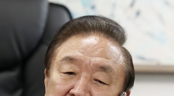 전화 통화하는 정대철 헌정회장