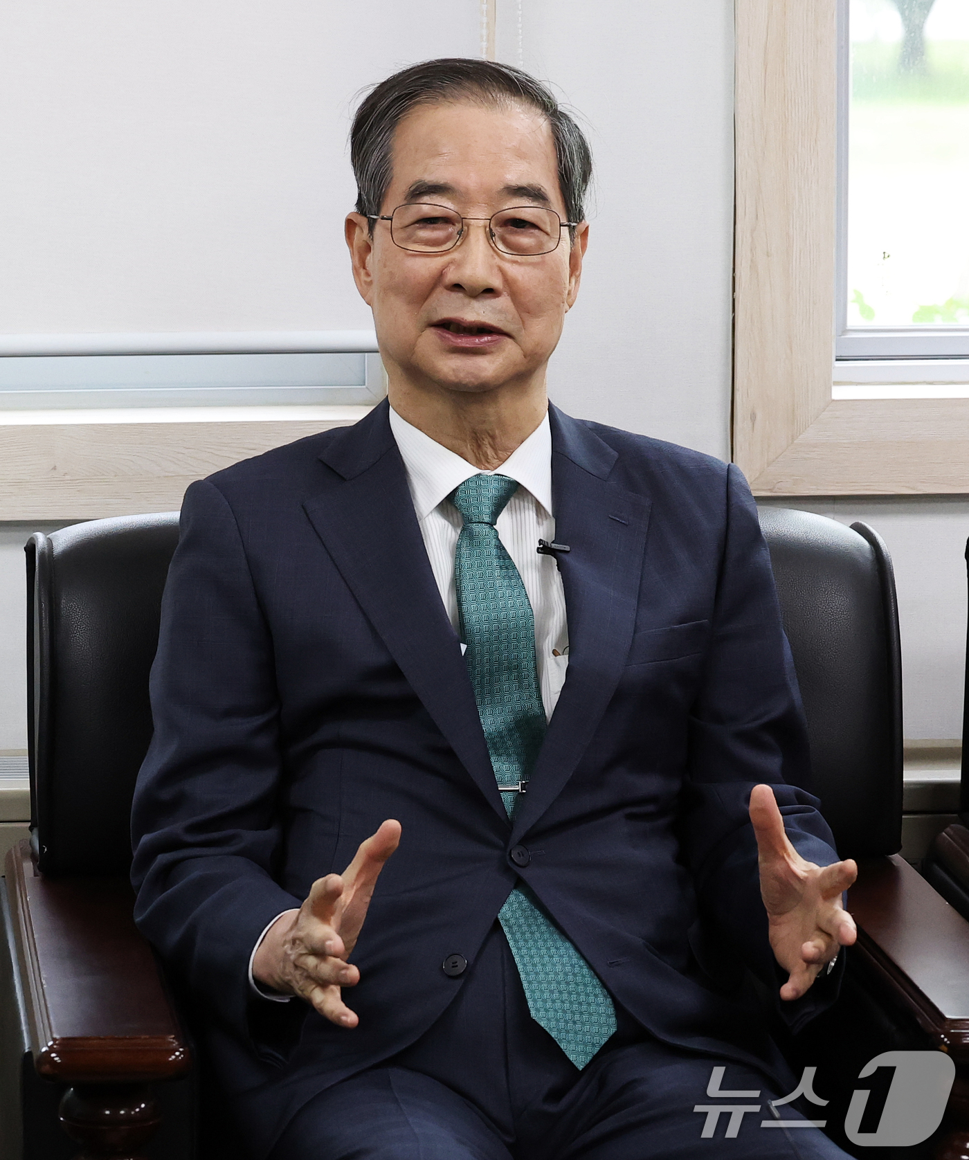 (서울=뉴스1) 오대일 기자 = 한덕수 무소속 대선 예비후보가 3일 오후 서울 영등포구 헌정회에서 정대철 헌정회장을 예방하며 인사말을 하고 있다. 2025.5.3/뉴스1