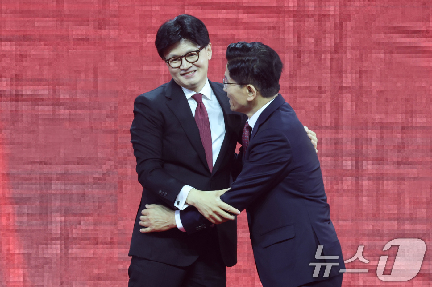 (고양=뉴스1) 이광호 기자 = 김문수, 한동훈 국민의힘 대선 경선 후보가 3일 경기 고양시 킨텍스에서 열린 5차 전당대회에서 당원들에게 인사를 마친뒤 포옹하고 있다. 2025.5 …