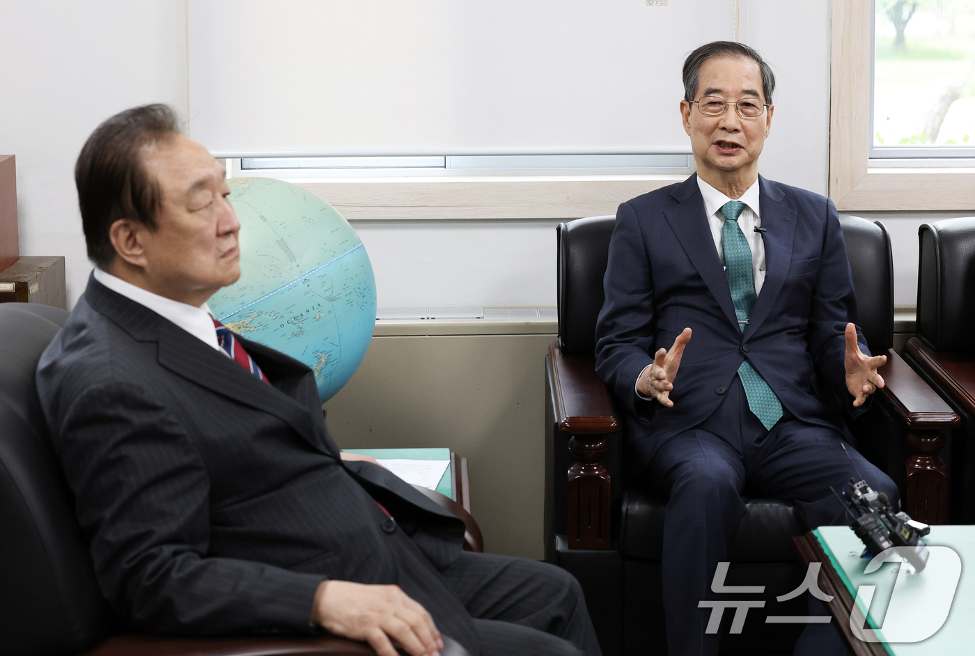 (서울=뉴스1) 오대일 기자 = 한덕수 무소속 대선 예비후보가 3일 오후 서울 영등포구 헌정회에서 정대철 헌정회장을 예방하며 대화를 나누고 있다. 2025.5.3/뉴스1