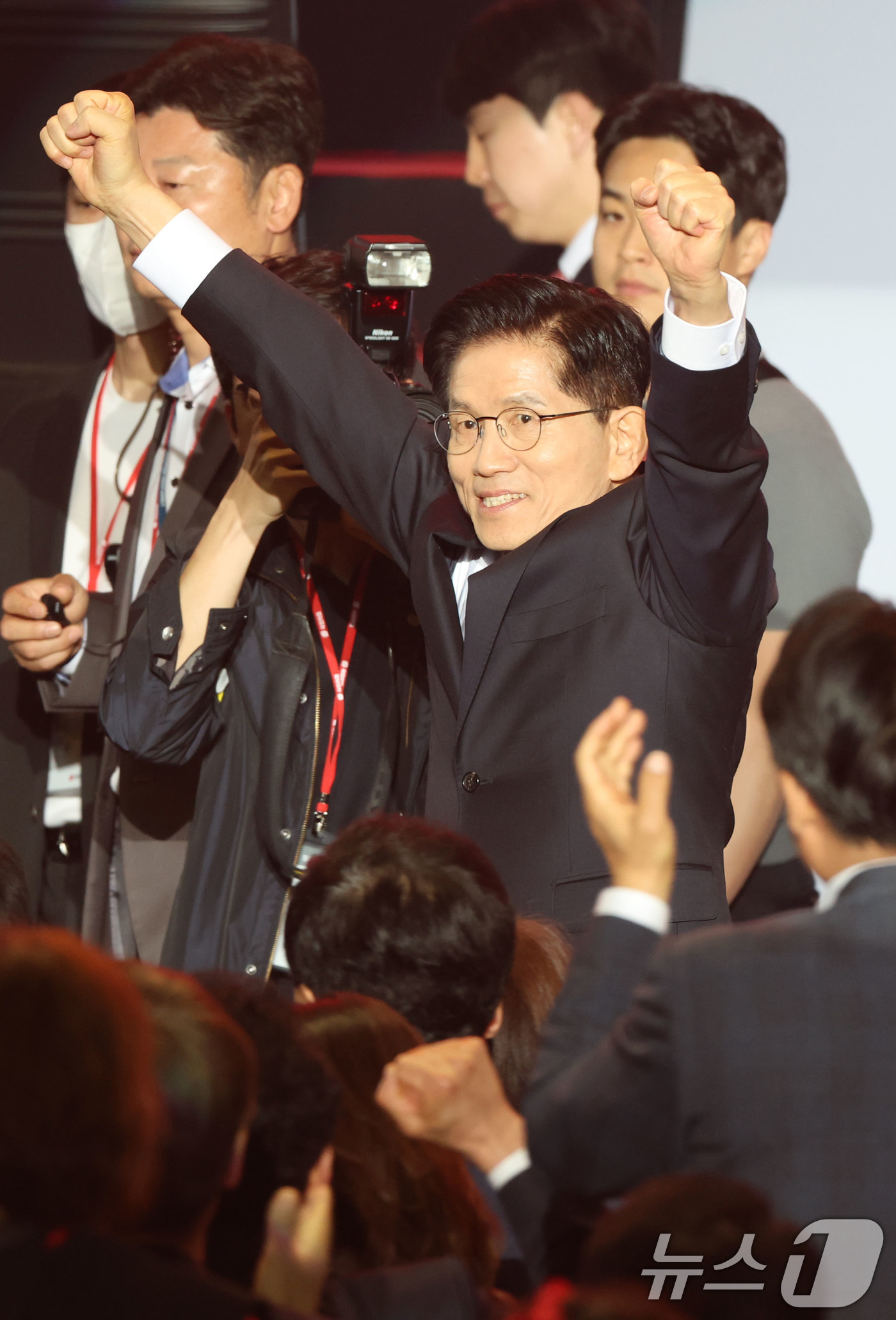 (고양=뉴스1) 이광호 기자 = 김문수 국민의힘 대선 경선 후보가 3일 경기 고양시 킨텍스에서 열린 5차 전당대회에 입장하고 있다. 2025.5.3/뉴스1