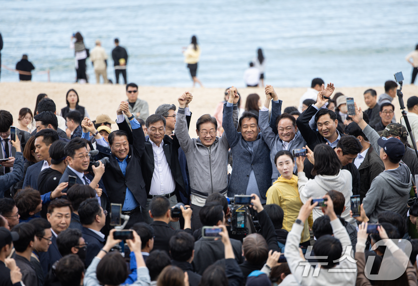 (강릉=뉴스1) 이재명 기자 = '골목골목 경청투어 : 동해안벨트편'에 나선 이재명 더불어민주당 대통령 후보가 3일 오후 강원 강릉시 안목해변에서 시민들을 향해 손을 들어보이고 있 …