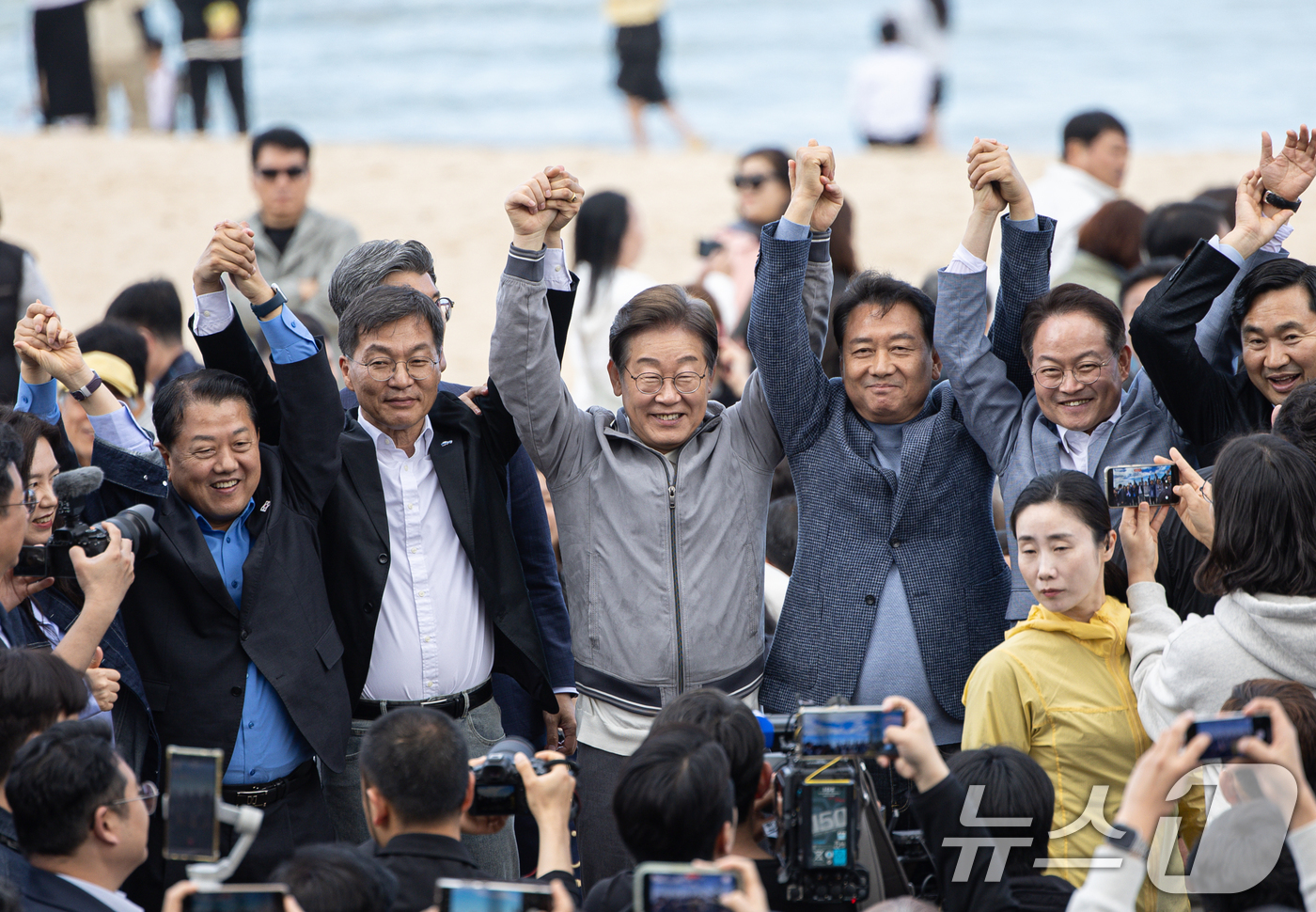 (강릉=뉴스1) 이재명 기자 = '골목골목 경청투어 : 동해안벨트편'에 나선 이재명 더불어민주당 대통령 후보가 3일 오후 강원 강릉시 안목해변에서 시민들을 향해 손을 들어보이고 있 …