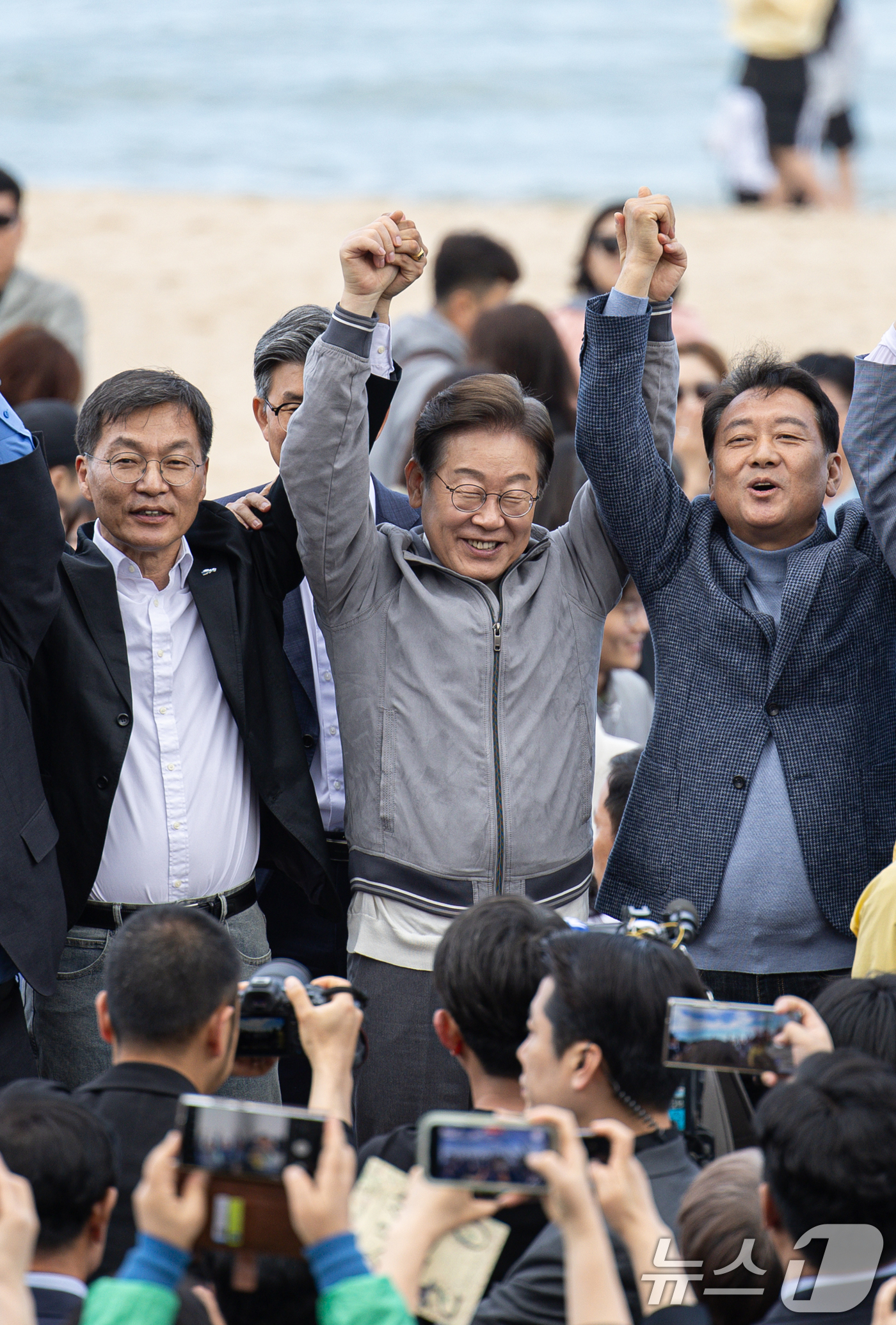 (강릉=뉴스1) 이재명 기자 = '골목골목 경청투어 : 동해안벨트편'에 나선 이재명 더불어민주당 대통령 후보가 3일 오후 강원 강릉시 안목해변에서 시민들을 향해 손을 들어보이고 있 …