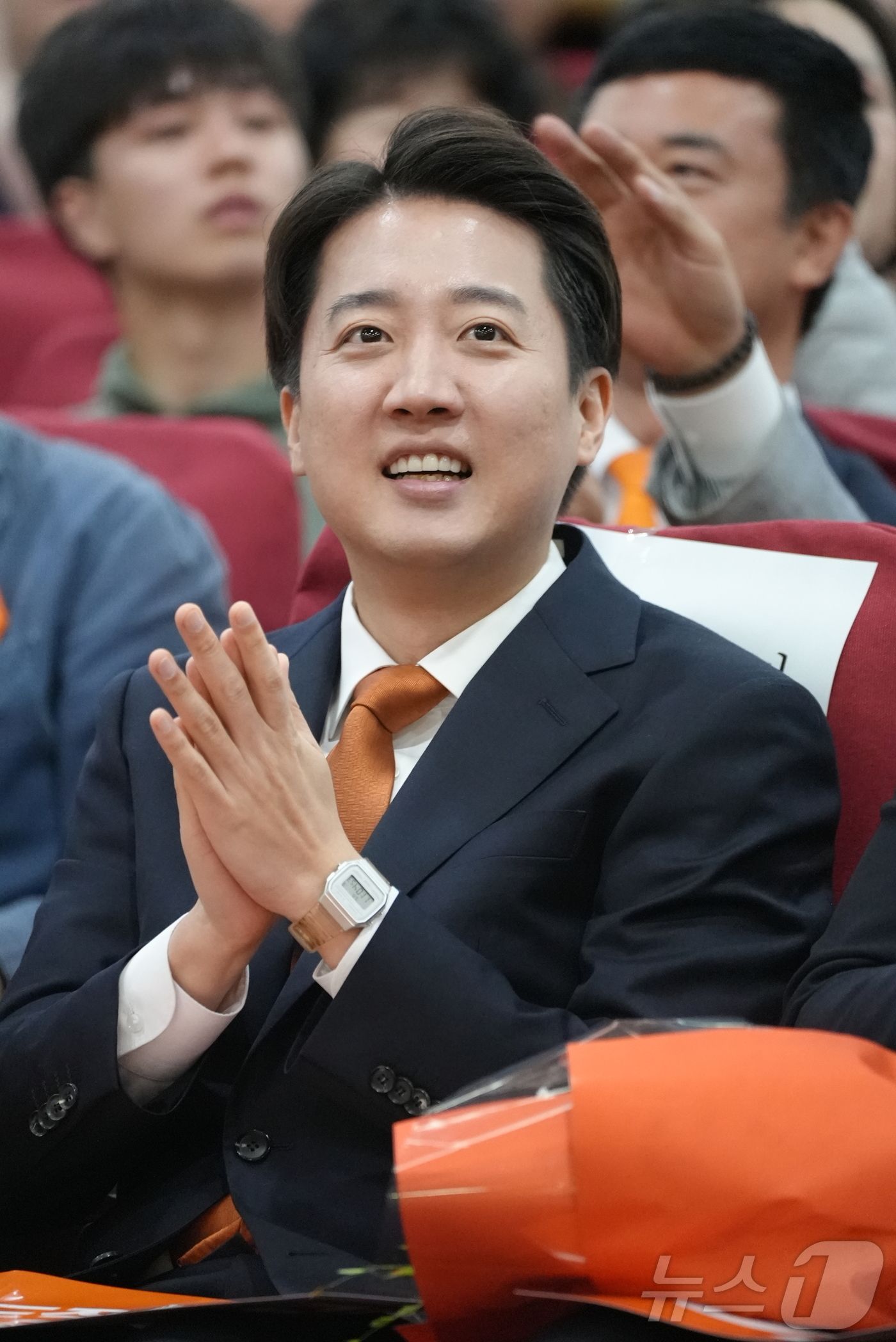 (서울=뉴스1) = 이준석 개혁신당 대통령 후보가 4일 서울 여의도 국회의원회관에서 열린 개혁신당 제21대 대통령 선거 필승결의대회에 참석해 손뼉치고 있다. (이준석 캠프 제공, …