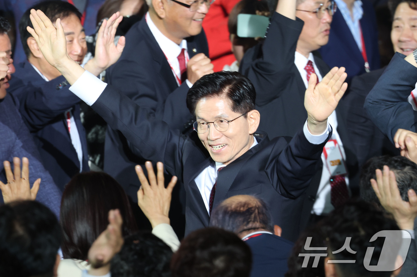 (고양=뉴스1) 이광호 기자 = 김문수 국민의힘 대선 경선 후보가 3일 경기 고양시 킨텍스에서 열린 5차 전당대회에 입장하고 있다. 2025.5.3/뉴스1