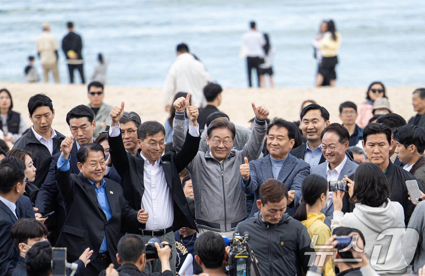 (강릉=뉴스1) 이재명 기자 = '골목골목 경청투어 : 동해안벨트편'에 나선 이재명 더불어민주당 대통령 후보가 3일 오후 강원 강릉시 안목해변에서 시민들을 향해 손을 들어보이고 있 …
