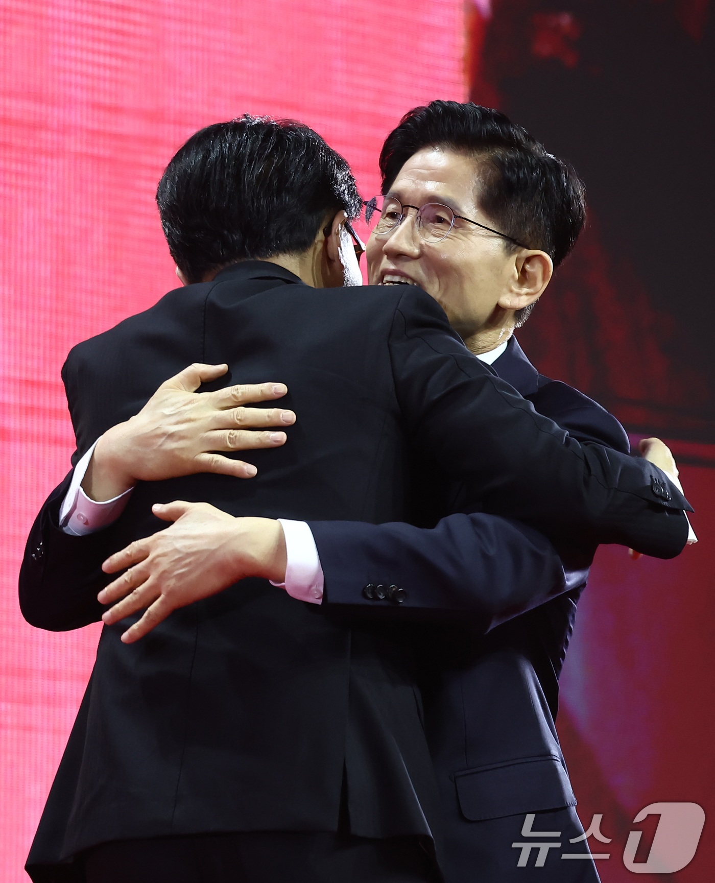 (고양=뉴스1) 김민지 기자 = 국민의힘 김문수, 한동훈 대선 경선 후보가 3일 경기 고양시 킨텍스에서 열린 5차 전당대회에서 포옹하고 있다. 2025.5.3/뉴스1