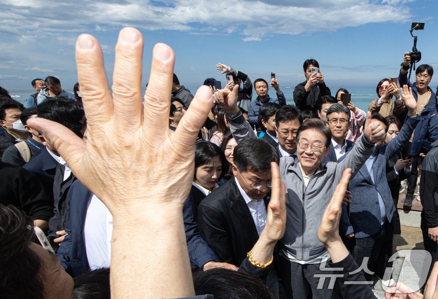 본문 이미지 - &#39;골목골목 경청투어 : 동해안벨트편&#39;에 나선 이재명 더불어민주당 대통령 후보가 3일 오후 강원 강릉시 안목해변에서 지지자들과 인사를 하고 있다. 2025.5.3/뉴스1 ⓒ News1 이재명 기자