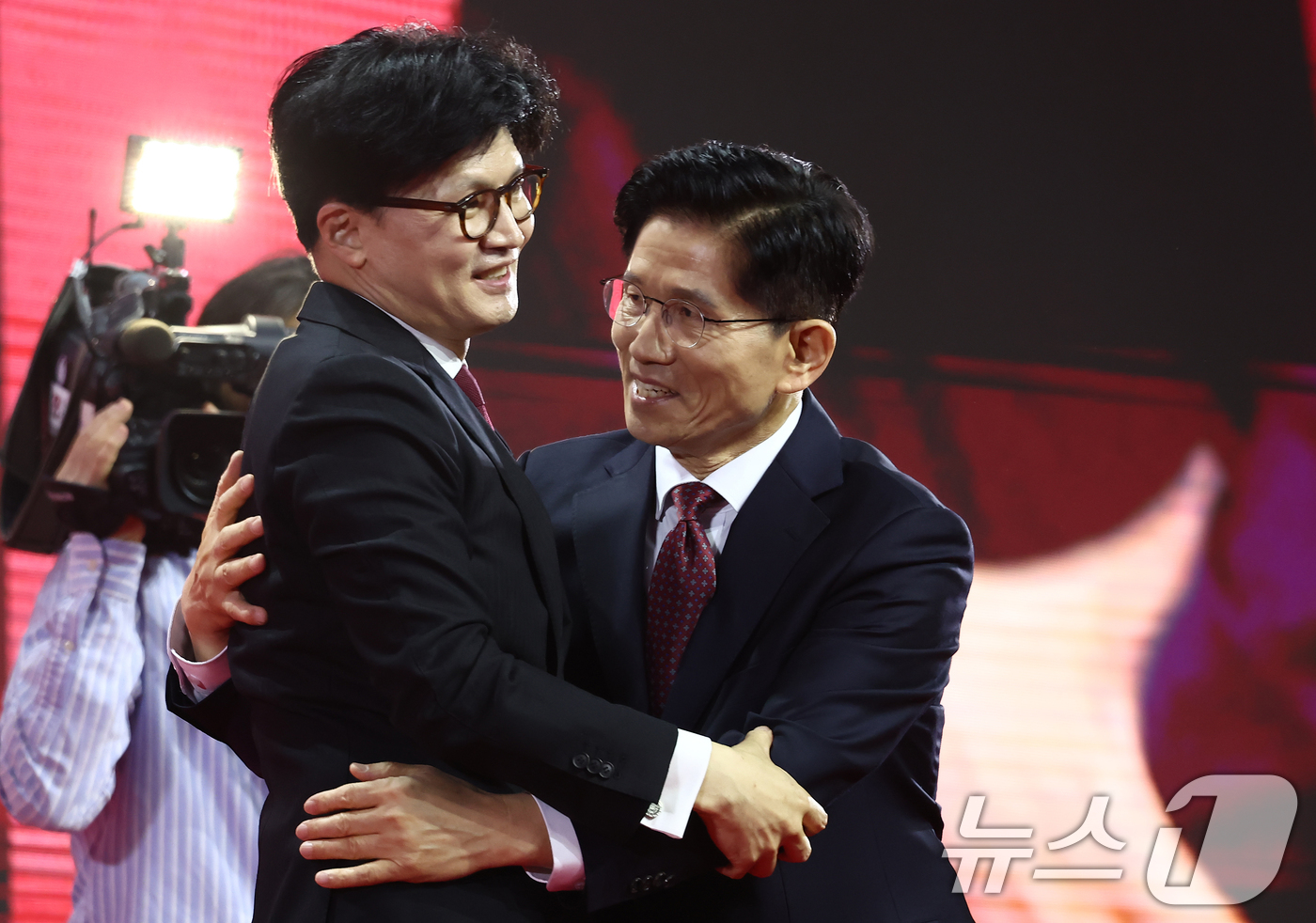 (고양=뉴스1) 김민지 기자 = 국민의힘 김문수, 한동훈 대선 경선 후보가 3일 경기 고양시 킨텍스에서 열린 5차 전당대회에서 포옹하고 있다. 2025.5.3/뉴스1