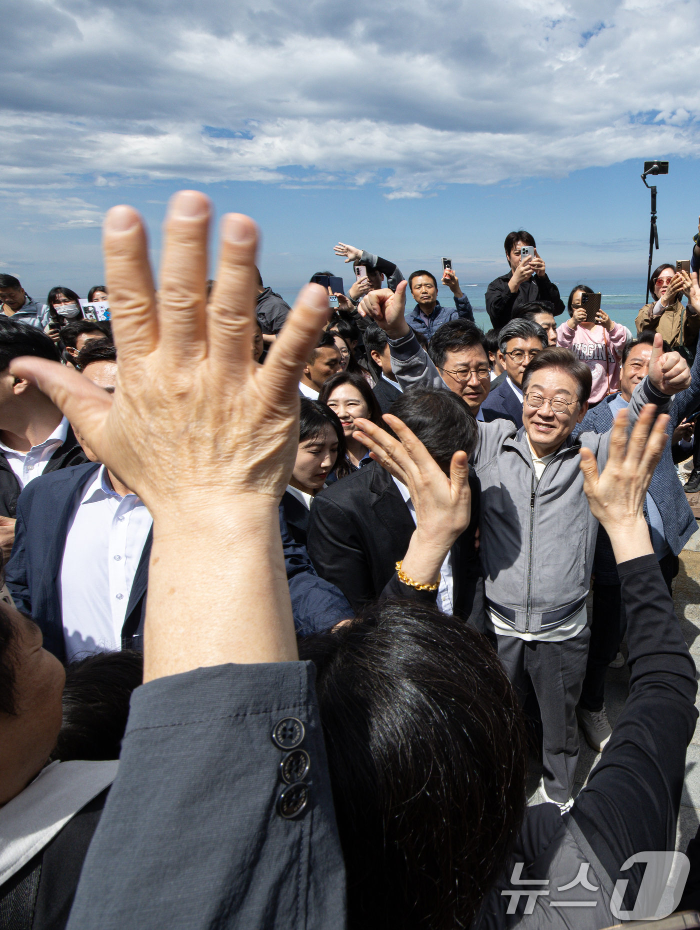 (강릉=뉴스1) 이재명 기자 = '골목골목 경청투어 : 동해안벨트편'에 나선 이재명 더불어민주당 대통령 후보가 3일 오후 강원 강릉시 안목해변에서 지지자를 향해 엄지를 들어보이고 …