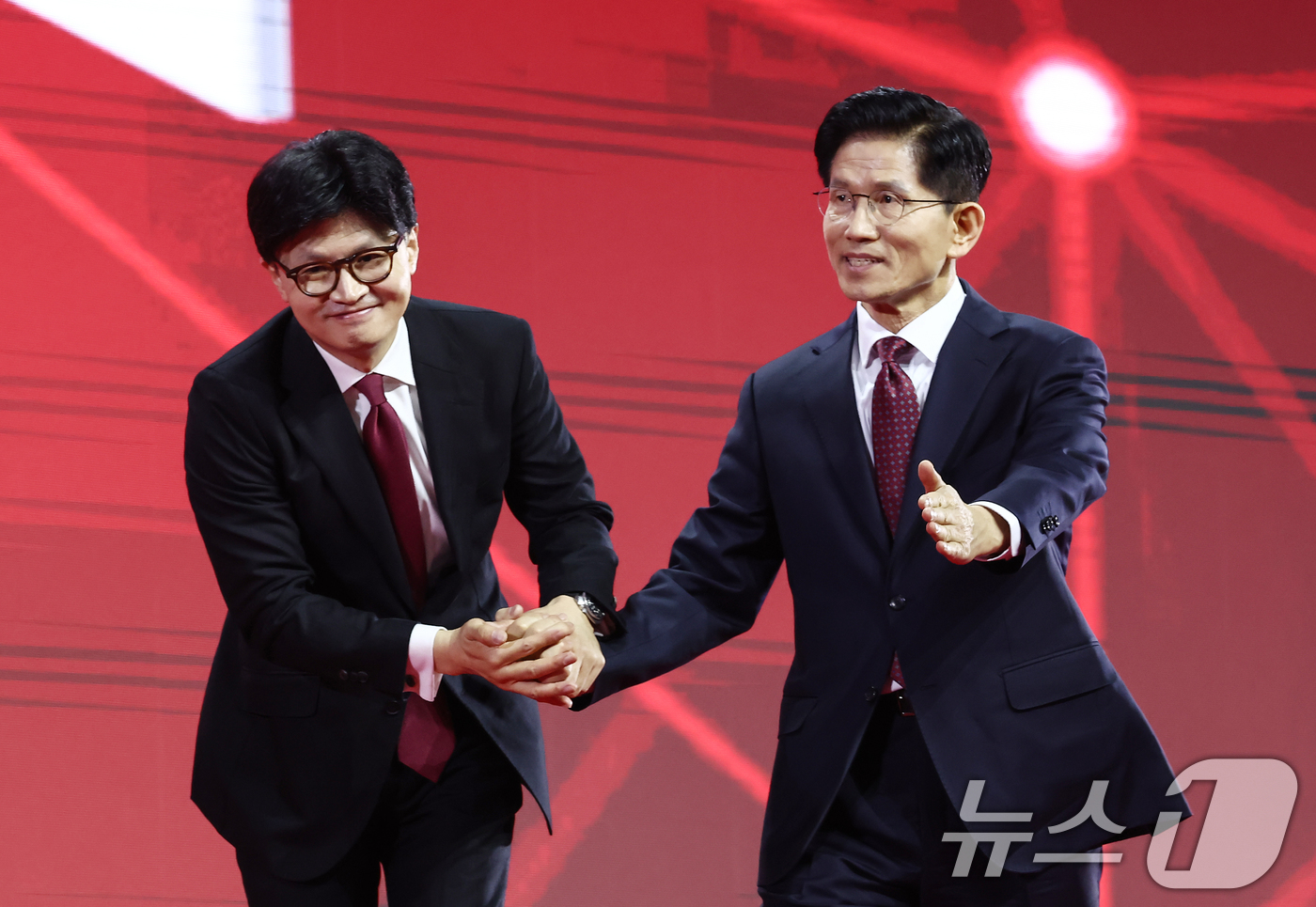 (고양=뉴스1) 김민지 기자 = 국민의힘 김문수(오른쪽), 한동훈 대선 경선 후보가 3일 경기 고양시 킨텍스에서 열린 5차 전당대회에서 기념촬영을 마치고 함께 단상을 내려오고 있다 …