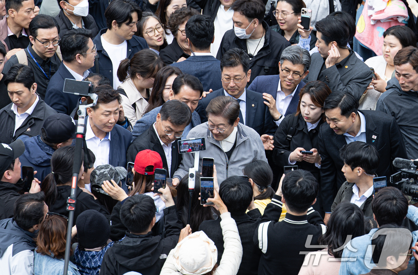 (강릉=뉴스1) 이재명 기자 = '골목골목 경청투어 : 동해안벨트편'에 나선 이재명 더불어민주당 대통령 후보가 3일 오후 강원 강릉시 안목해변에서 시민들과 인사를 나누고 있다. 2 …