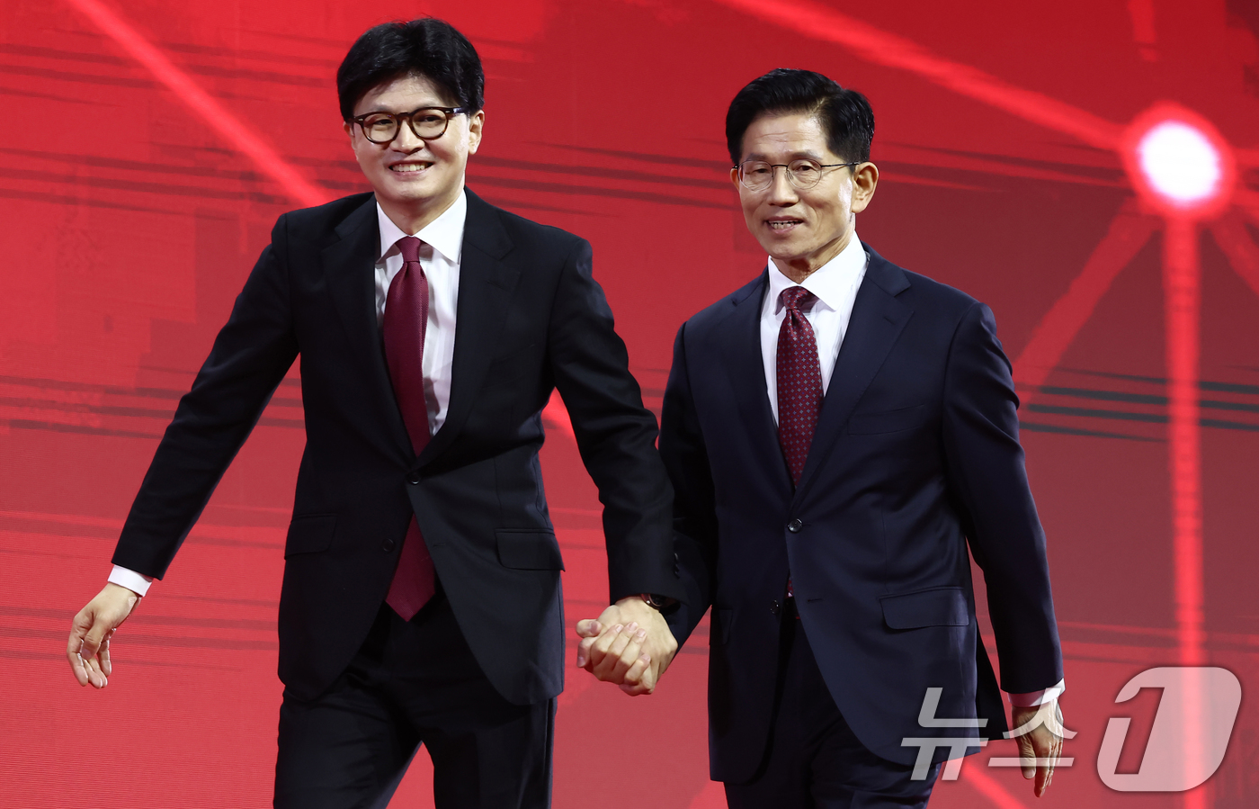 (고양=뉴스1) 김민지 기자 = 국민의힘 김문수(오른쪽), 한동훈 대선 경선 후보가 3일 경기 고양시 킨텍스에서 열린 5차 전당대회에서 기념촬영을 마치고 함께 단상을 내려오고 있다 …