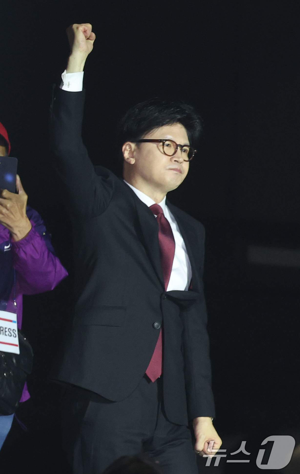 (고양=뉴스1) 이광호 기자 = 한동훈 국민의힘 대선 경선 후보가 3일 경기 고양시 킨텍스에서 열린 5차 전당대회에 입장하고 있다. 2025.5.3/뉴스1