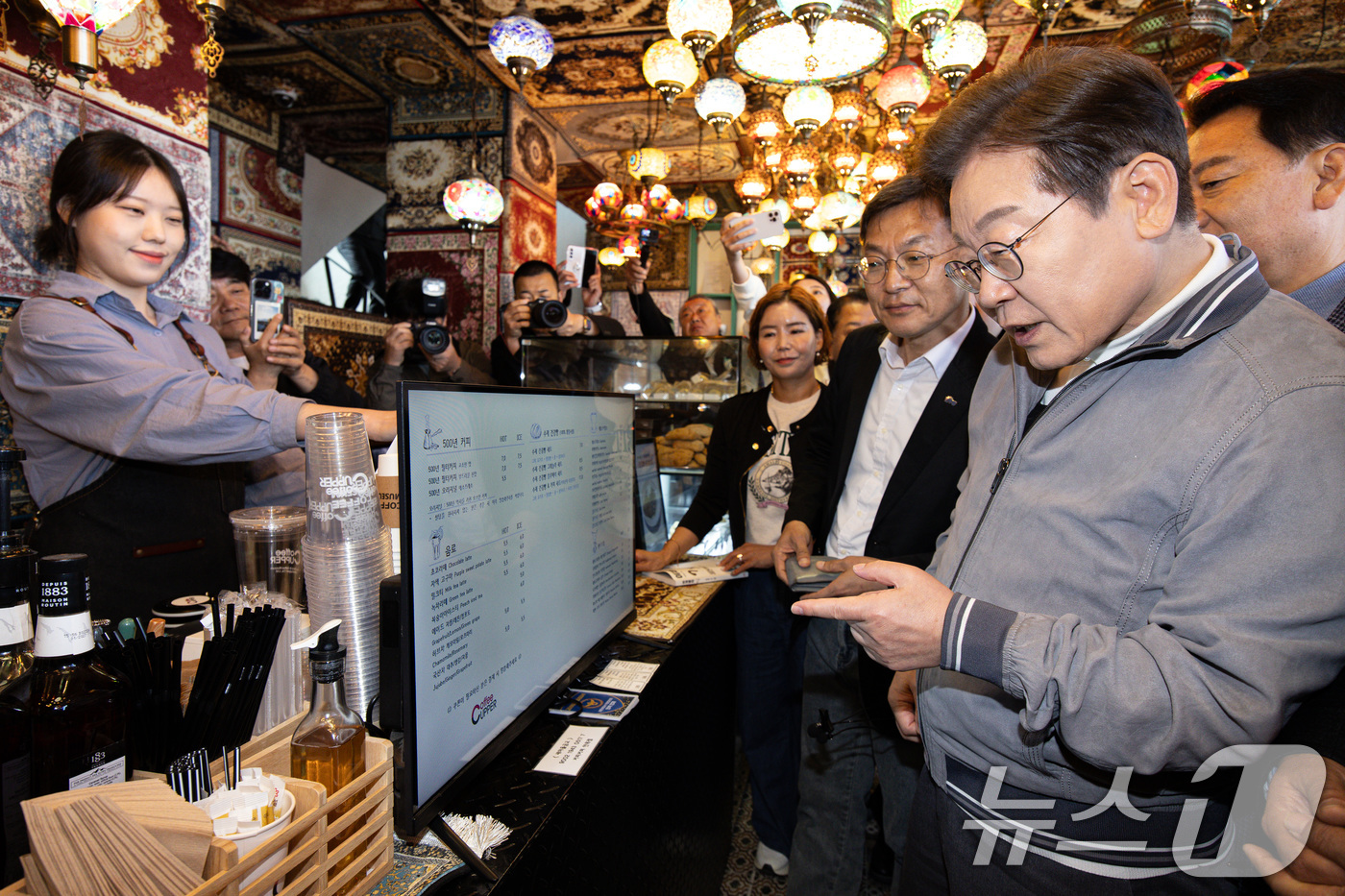 (강릉=뉴스1) 이재명 기자 = '골목골목 경청투어 : 동해안벨트편'에 나선 이재명 더불어민주당 대통령 후보가 3일 오후 강원 강릉시 강릉카페거리에 위치한 한 카페를 찾아 음료를 …
