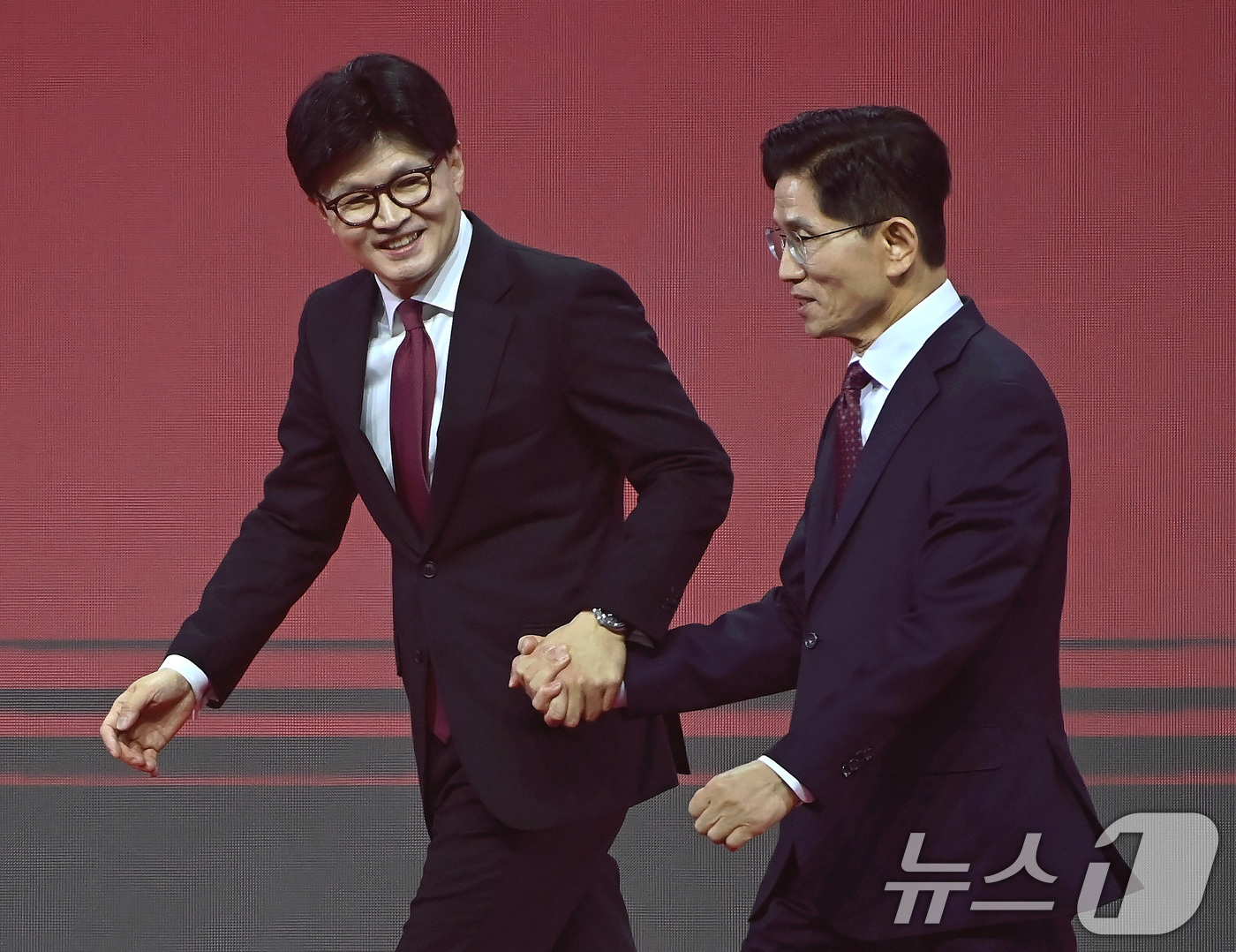 (고양=뉴스1) 이광호 기자 = 한동훈(왼쪽), 김문수 국민의힘 대선 경선 후보가 3일 경기 고양시 킨텍스에서 열린 5차 전당대회에서 손을 잡고 있다. (공동취재) 2025.5.3 …