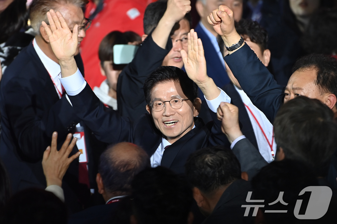 (고양=뉴스1) 이광호 기자 = 김문수 국민의힘 대선 경선 후보가 3일 경기 고양시 킨텍스에서 열린 5차 전당대회에 입장하고 있다. (공동취재) 2025.5.3/뉴스1