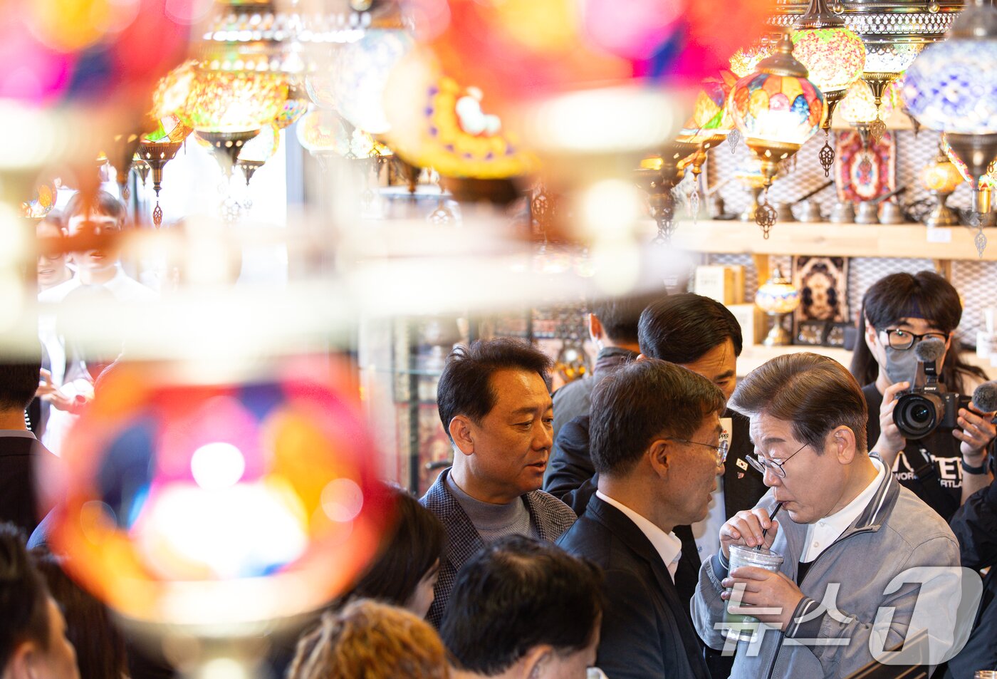 본문 이미지 - &#39;골목골목 경청투어 : 동해안벨트편&#39;에 나선 이재명 더불어민주당 대통령 후보가 3일 오후 강원 강릉시 강릉카페거리에 위치한 한 카페에서 주문한 음료를 마시고 있다. 2025.5.3/뉴스1 ⓒ News1 이재명 기자