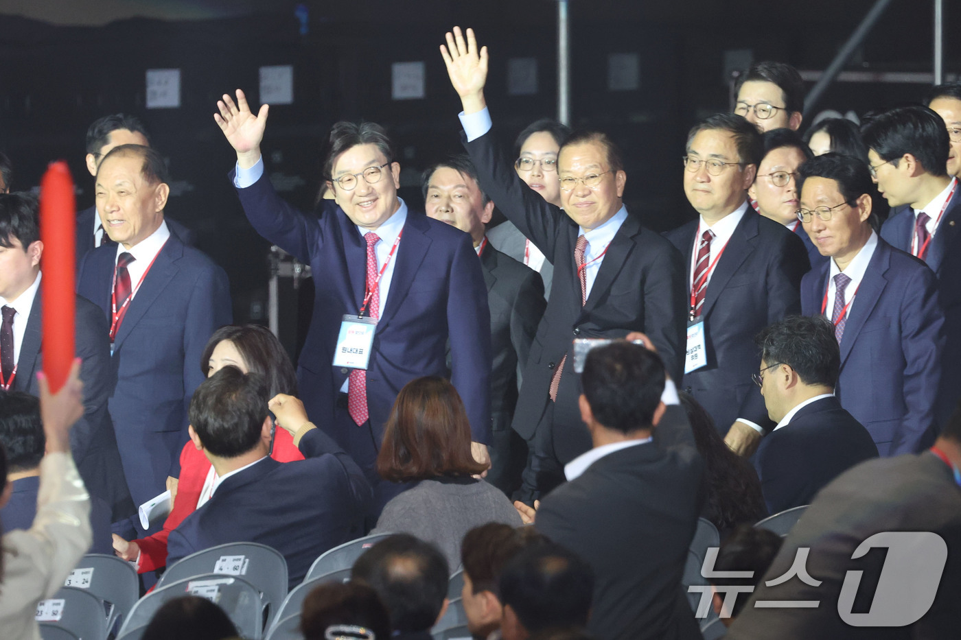 (고양=뉴스1) 이광호 기자 = 권영세 국민의힘 비상대책위원장과 권성동 원내대표, 황우여 선거관리위원장 등이 3일 경기 고양시 킨텍스에서 열린 5차 전당대회에 입장하고 있다. 20 …