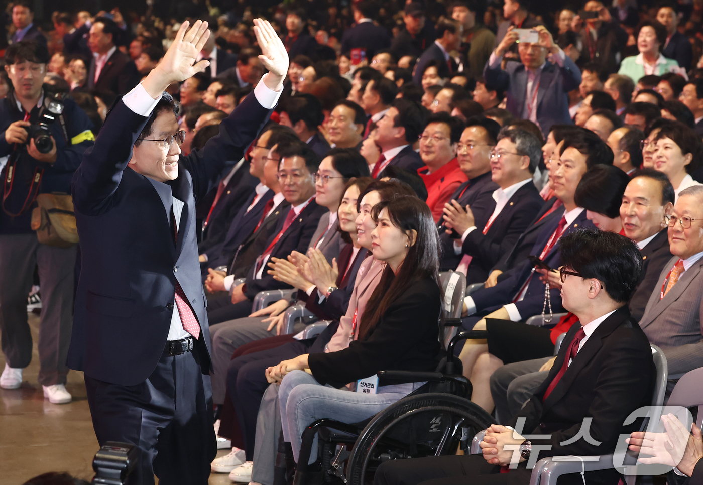 (고양=뉴스1) 김민지 기자 = 김문수 국민의힘 대선 경선 후보가 3일 경기 고양시 킨텍스에서 열린 5차 전당대회에서 입장하며 손을 흔들고 있다. 앞줄 오른쪽은 한동훈 후보. 20 …