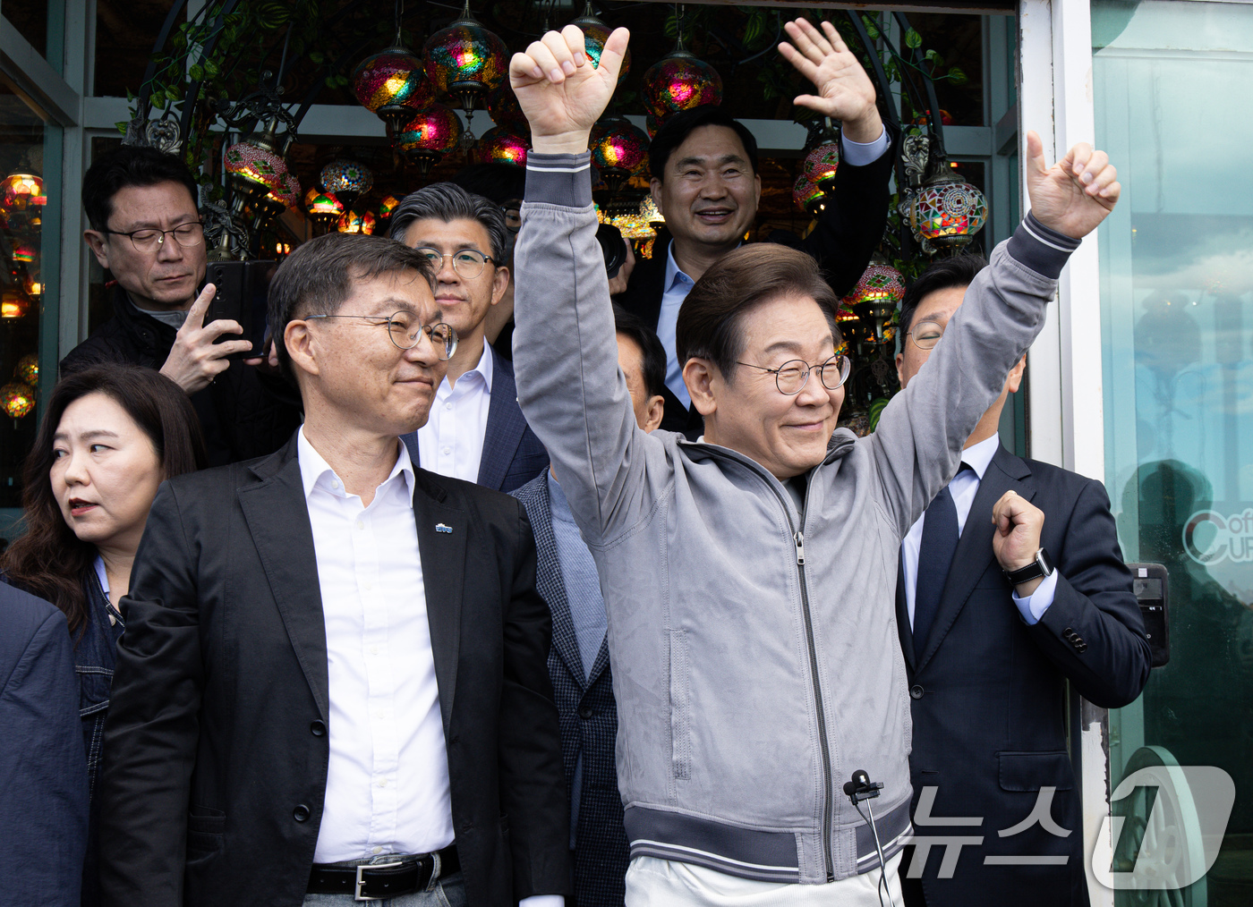 (강릉=뉴스1) 이재명 기자 = '골목골목 경청투어 : 동해안벨트편'에 나선 이재명 더불어민주당 대통령 후보가 3일 오후 강원 강릉시 강릉카페거리에서 시민들을 향해 손을 들어보이고 …