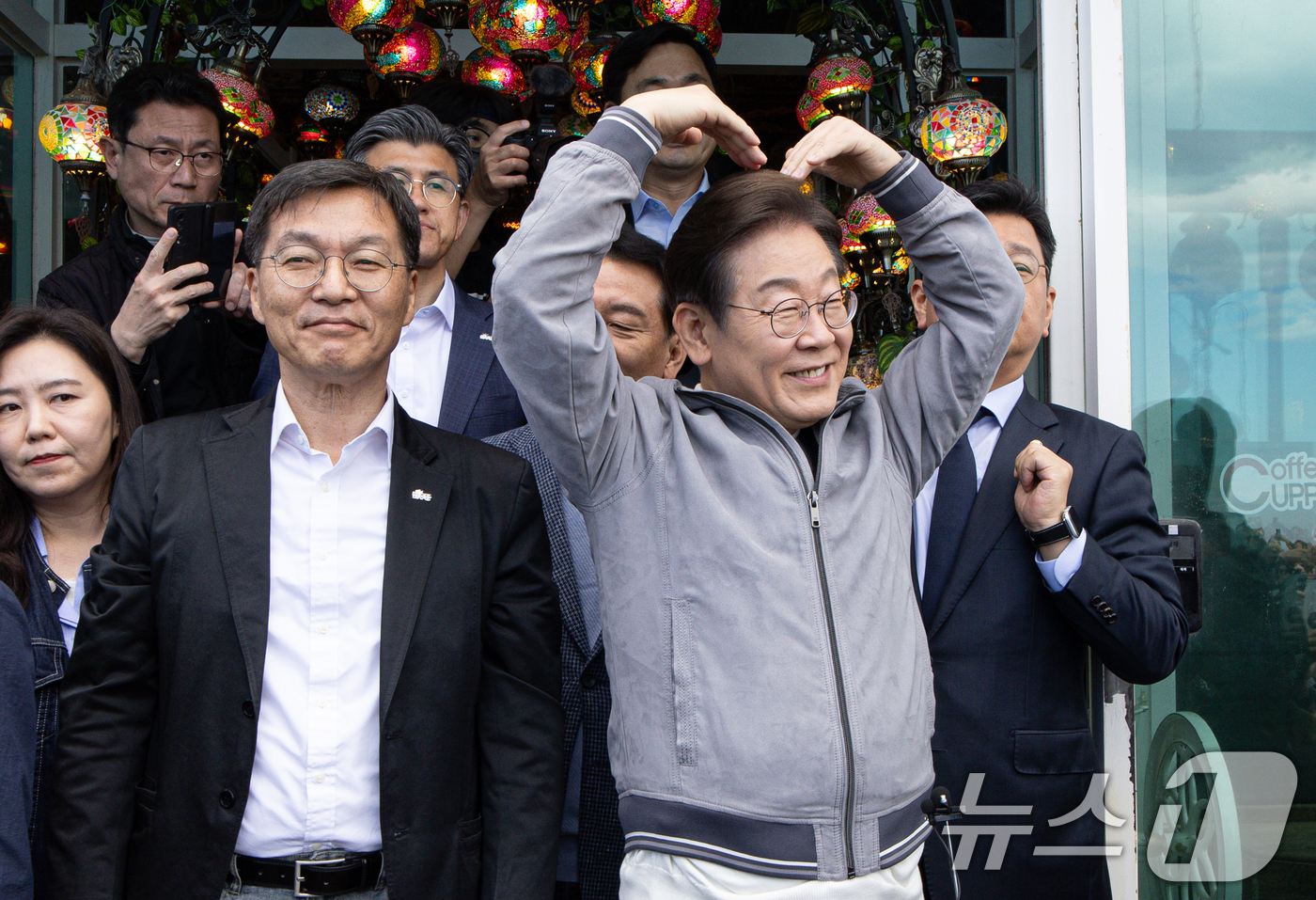 (강릉=뉴스1) 이재명 기자 = '골목골목 경청투어 : 동해안벨트편'에 나선 이재명 더불어민주당 대통령 후보가 3일 오후 강원 강릉시 강릉카페거리에서 시민들을 향해 하트를 그려보이 …