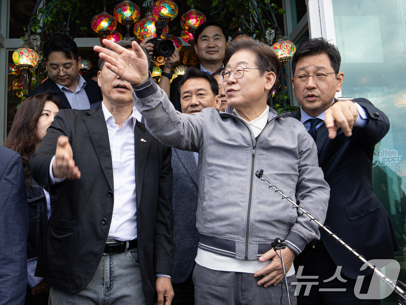 (강릉=뉴스1) 이재명 기자 = '골목골목 경청투어 : 동해안벨트편'에 나선 이재명 더불어민주당 대통령 후보가 3일 오후 강원 강릉시 강릉카페거리에서 관계자들과 대화를 하고 있다. …