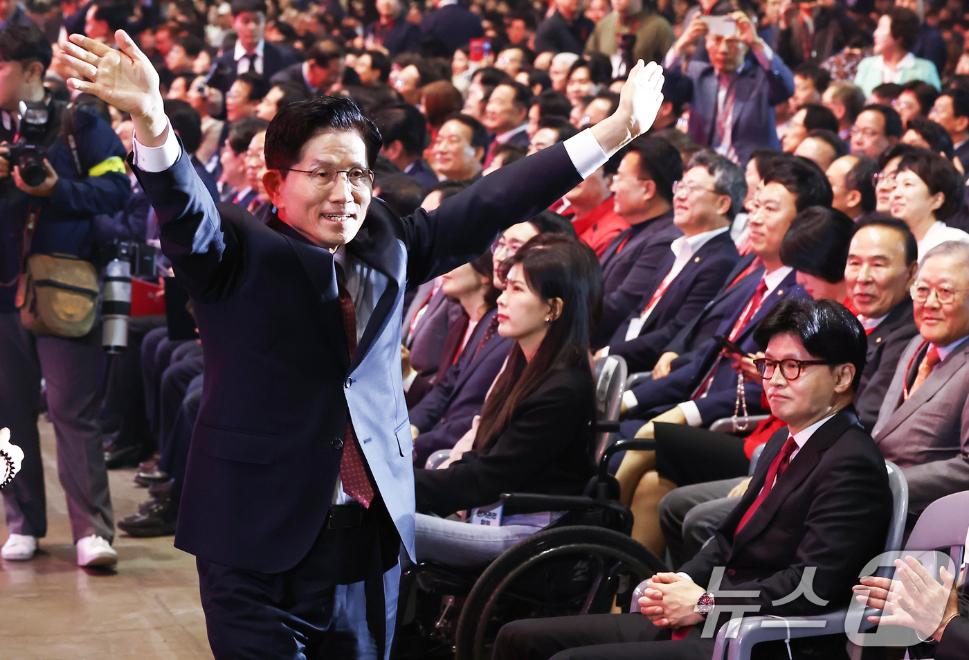 (고양=뉴스1) 김민지 기자 = 김문수 국민의힘 대선 경선 후보가 3일 경기 고양시 킨텍스에서 열린 5차 전당대회에서 입장하며 손을 흔들고 있다. 오른쪽은 한동훈 후보. 2025. …