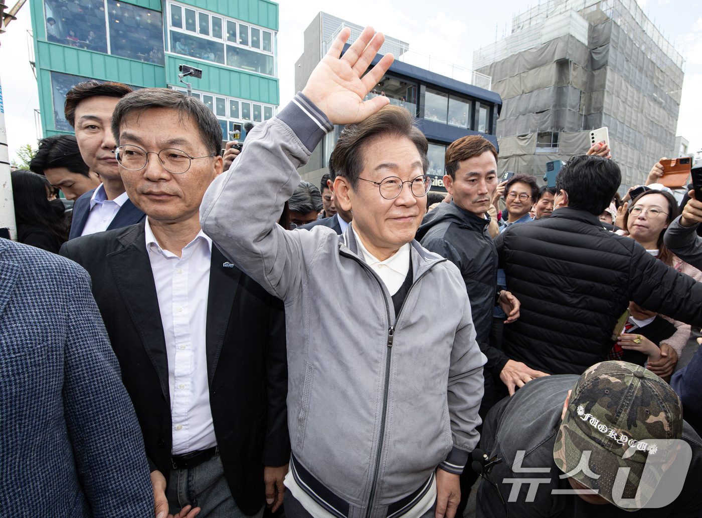 (강릉=뉴스1) 이재명 기자 = '골목골목 경청투어 : 동해안벨트편'에 나선 이재명 더불어민주당 대통령 후보가 3일 오후 강원 강릉시 강릉카페거리에서 시민들을 향해 손을 들어보이고 …