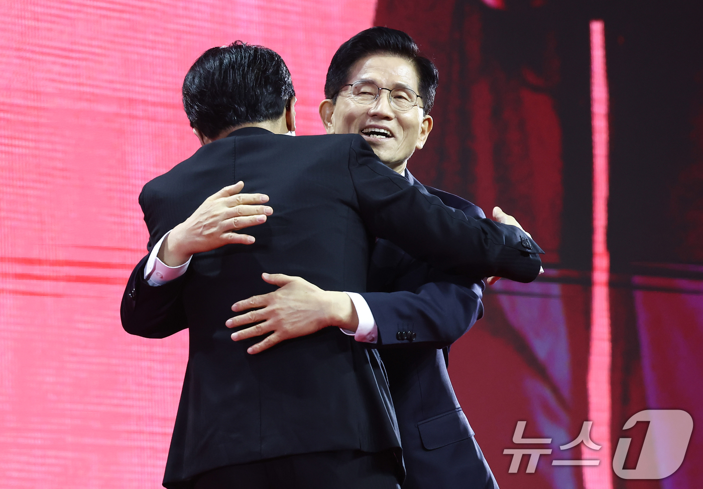 (고양=뉴스1) 김민지 기자 = 국민의힘 김문수, 한동훈 대선 경선 후보가 3일 경기 고양시 킨텍스에서 열린 5차 전당대회에서 포옹하고 있다. 2025.5.3/뉴스1