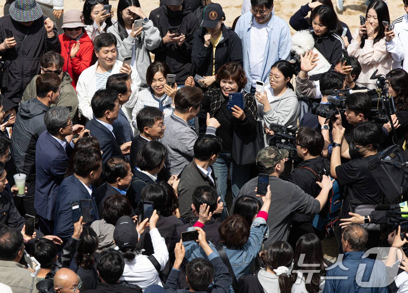 (강릉=뉴스1) 이재명 기자 = '골목골목 경청투어 : 동해안벨트편'에 나선 이재명 더불어민주당 대통령 후보가 3일 오후 강원 강릉시 안목해변에서 시민들을 향해 엄지를 들어보이고 …