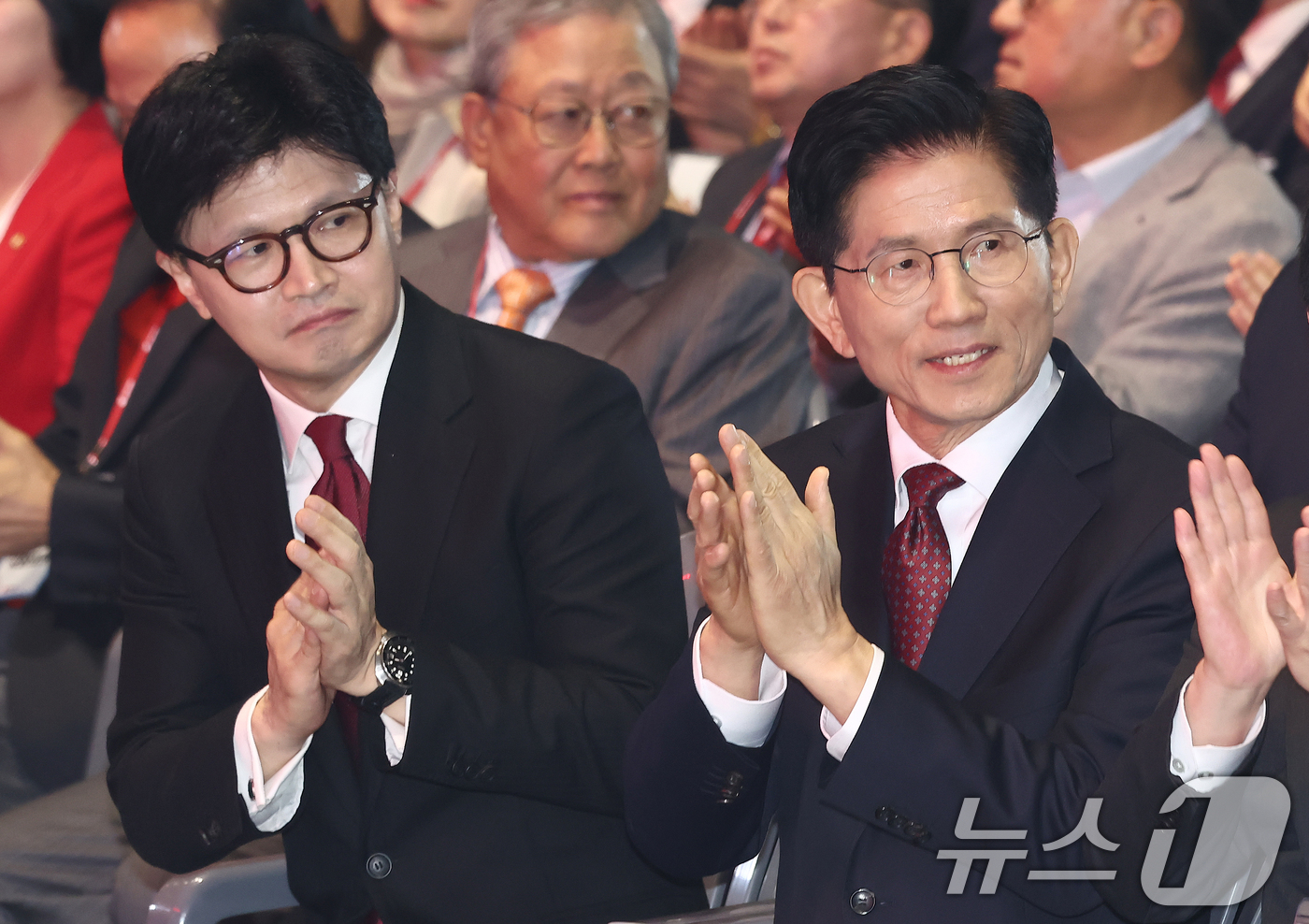 (고양=뉴스1) 김민지 기자 = 국민의힘 김문수, 한동훈 대선 경선 후보가 3일 경기 고양시 킨텍스에서 열린 5차 전당대회에서 손뼉을 치고 있다. 2025.5.3/뉴스1