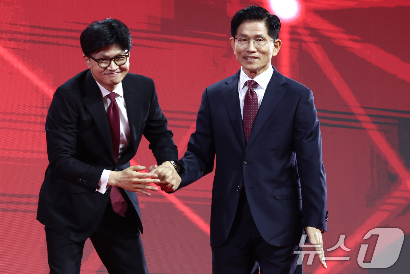 (고양=뉴스1) 김민지 기자 = 국민의힘 김문수(오른쪽), 한동훈 대선 경선 후보가 3일 경기 고양시 킨텍스에서 열린 5차 전당대회에서 기념촬영을 마치고 함께 단상을 내려오고 있다 …