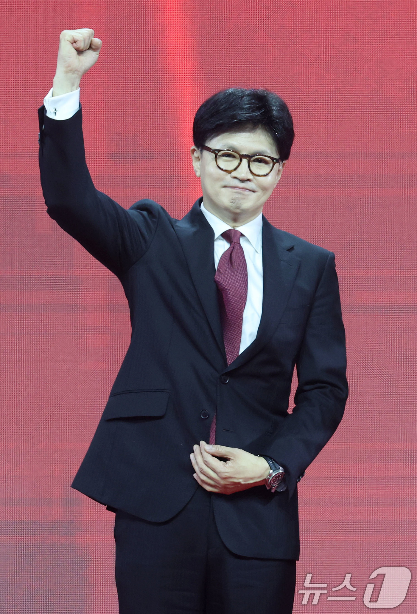 (고양=뉴스1) 이광호 기자 = 한동훈 국민의힘 대선 경선 후보가 3일 경기 고양시 킨텍스에서 열린 5차 전당대회에서 당원들에게 인사하고 있다. 2025.5.3/뉴스1