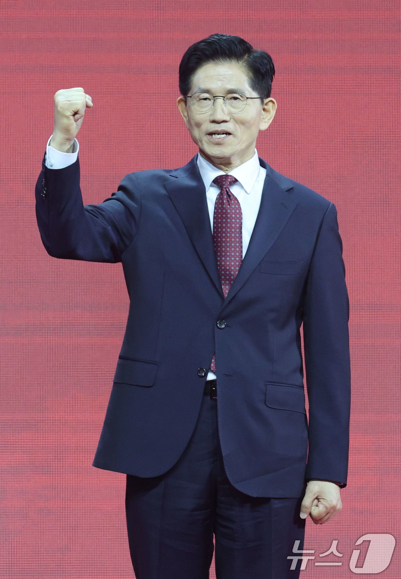 (고양=뉴스1) 이광호 기자 = 김문수 국민의힘 대선 경선 후보가 3일 경기 고양시 킨텍스에서 열린 5차 전당대회에서 당원들에게 인사하고 있다. 2025.5.3/뉴스1