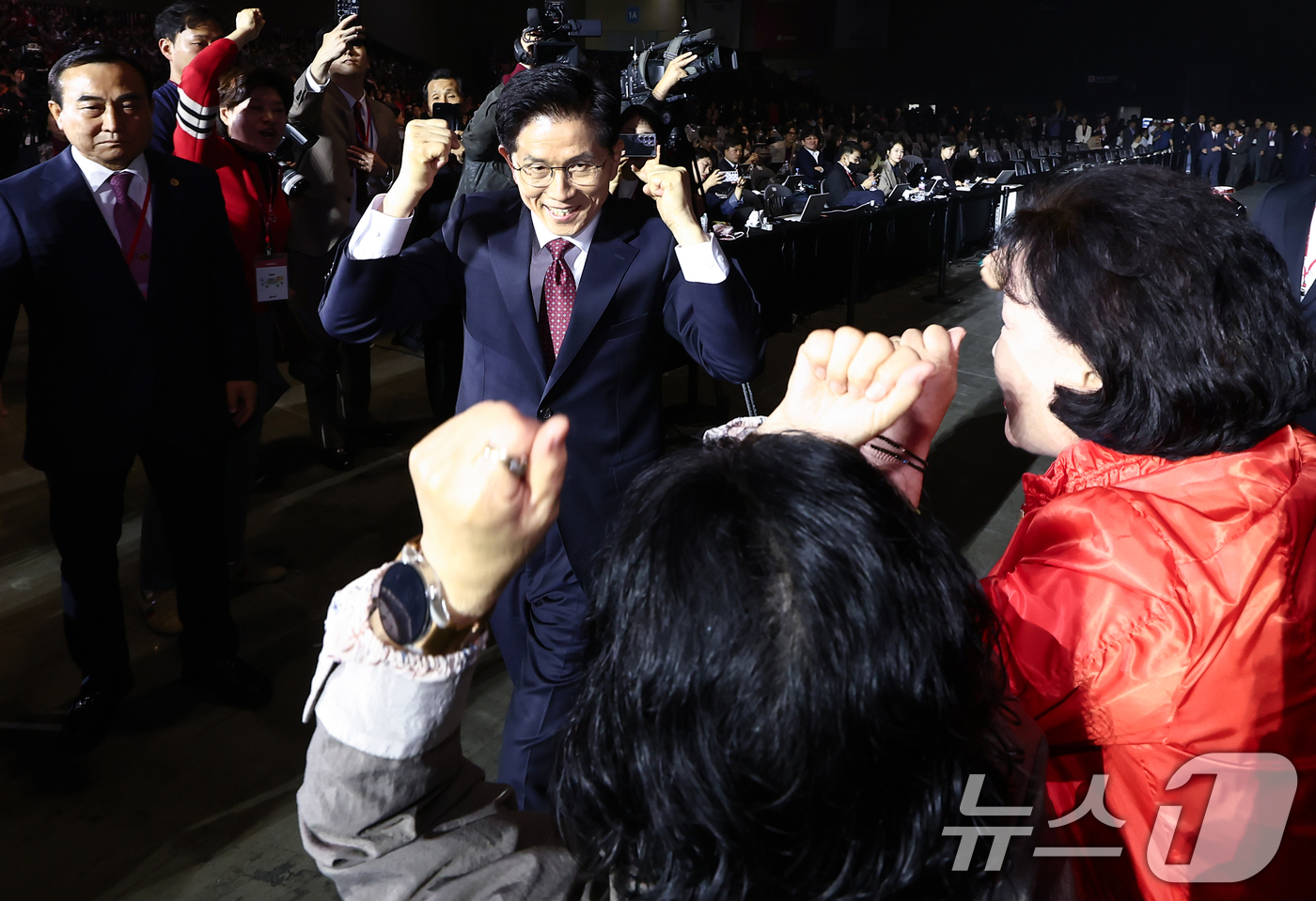 (고양=뉴스1) 김민지 기자 = 김문수 국민의힘 대선 경선 후보가 3일 경기 고양시 킨텍스에서 열린 5차 전당대회에서 입장하며 지지자들의 응원을 받고 있다. 2025.5.3/뉴스1 …