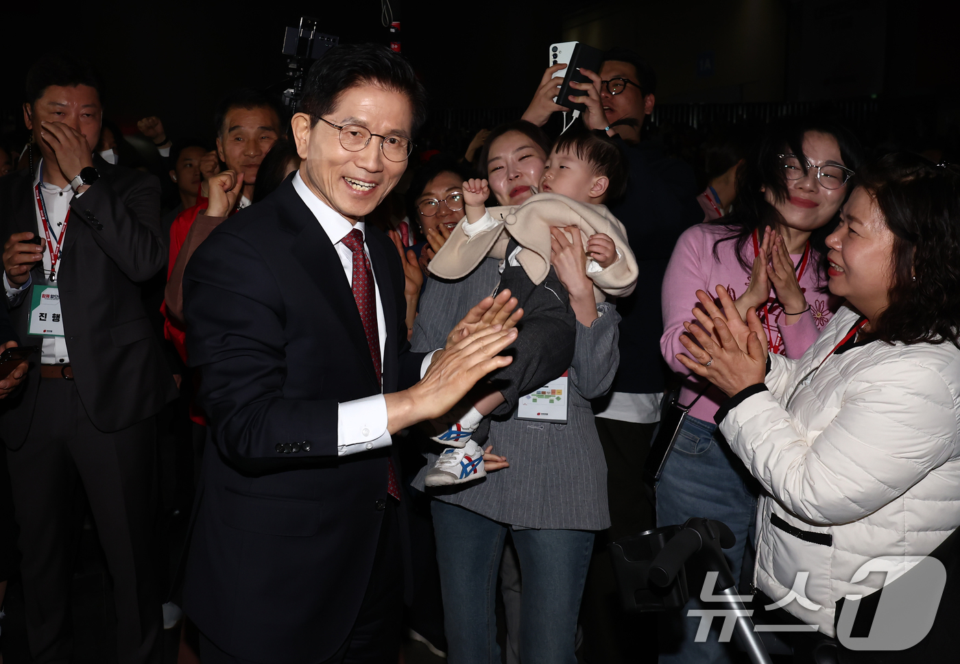 (고양=뉴스1) 김민지 기자 = 김문수 국민의힘 대선 경선 후보가 3일 경기 고양시 킨텍스에서 열린 5차 전당대회에서 입장하며 지지자들의 응원을 받고 있다. 2025.5.3/뉴스1 …