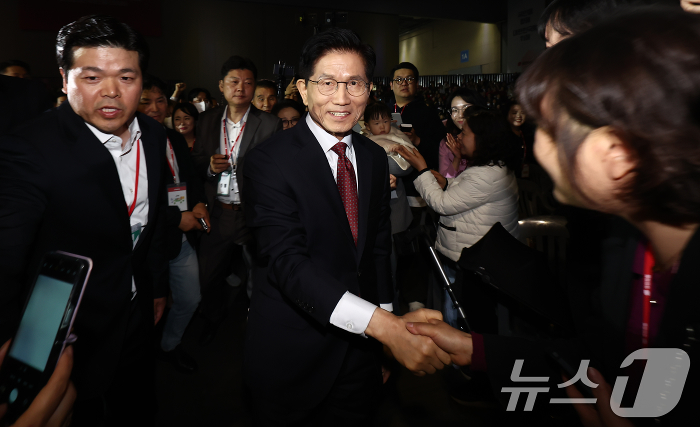 (고양=뉴스1) 김민지 기자 = 김문수 국민의힘 대선 경선 후보가 3일 경기 고양시 킨텍스에서 열린 5차 전당대회에서 입장하며 지지자들의 응원을 받고 있다. 2025.5.3/뉴스1 …