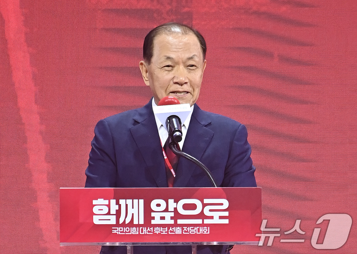 (고양=뉴스1) 이광호 기자 = 황우여 국민의힘 선거관리위원장이 3일 경기 고양시 킨텍스에서 열린 5차 전당대회에서 인사말을 하고 있다. (공동취재) 2025.5.3/뉴스1